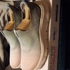 Women's Skechers shoes size 10 new with box